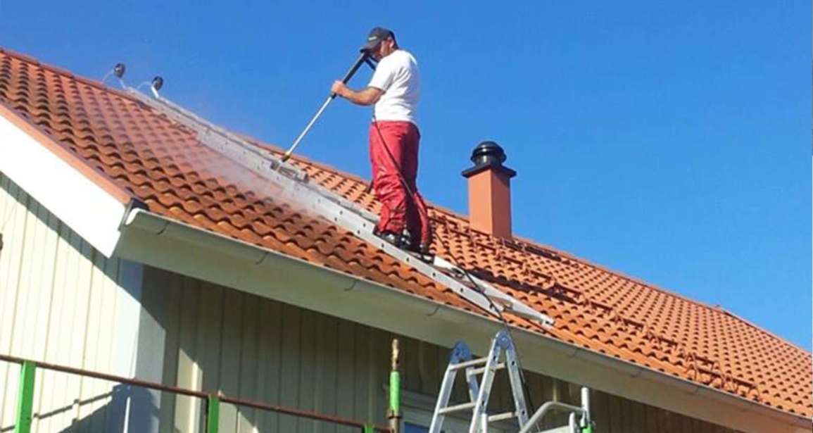 Vi tvättar taket innan vi målar